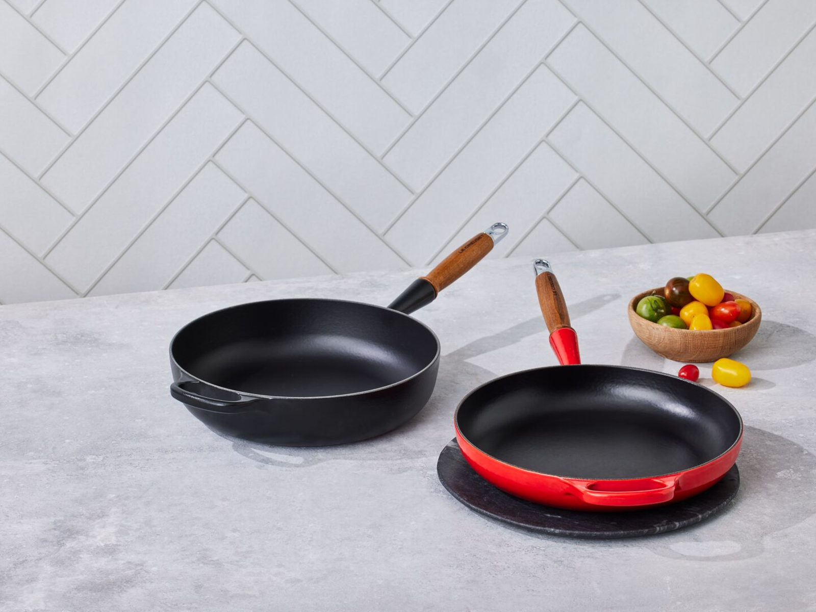 Le Creuset Brat- und Servierpfanne Signature mit Holzgriff flint 26cm Lifestyle 1