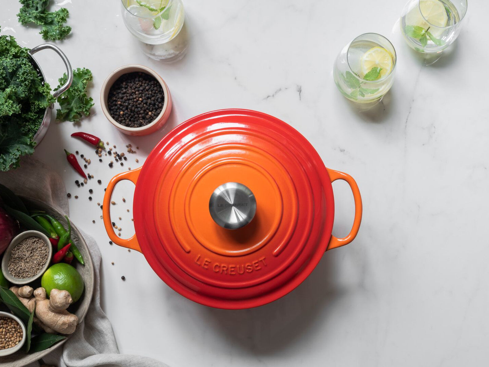 Le Creuset Bräter Signature rund kirschrot 34cm Lifestyle 3