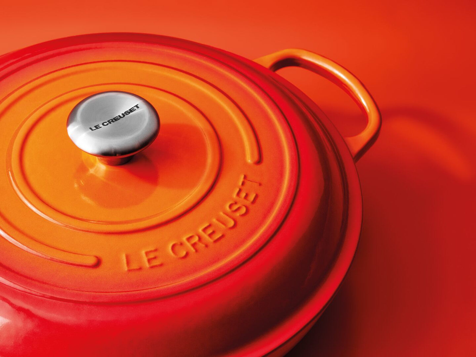 Le Creuset Bräter Signature rund schwarz matt 34cm Lifestyle 1