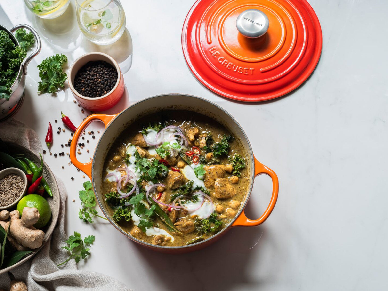 Le Creuset Bräter Signature rund nuit 34cm Lifestyle 2