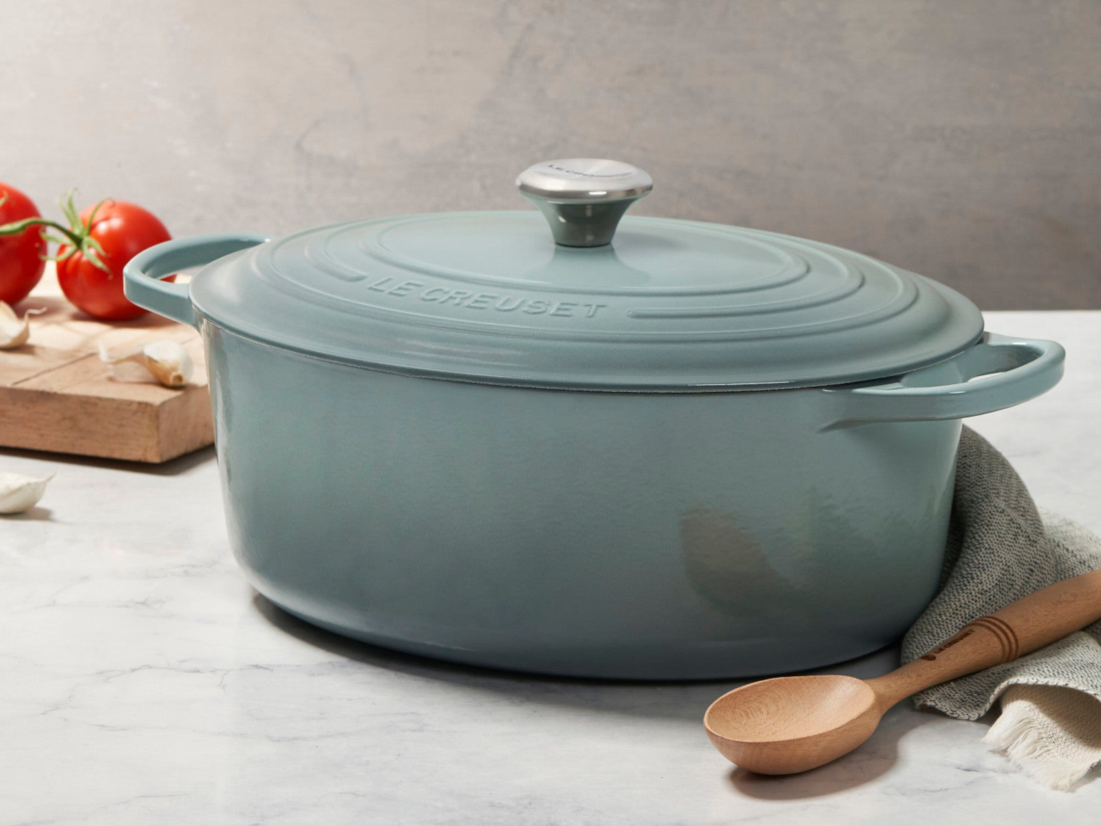 Le Creuset Bräter Signature oval sea salt 33cm Lifestyle 1