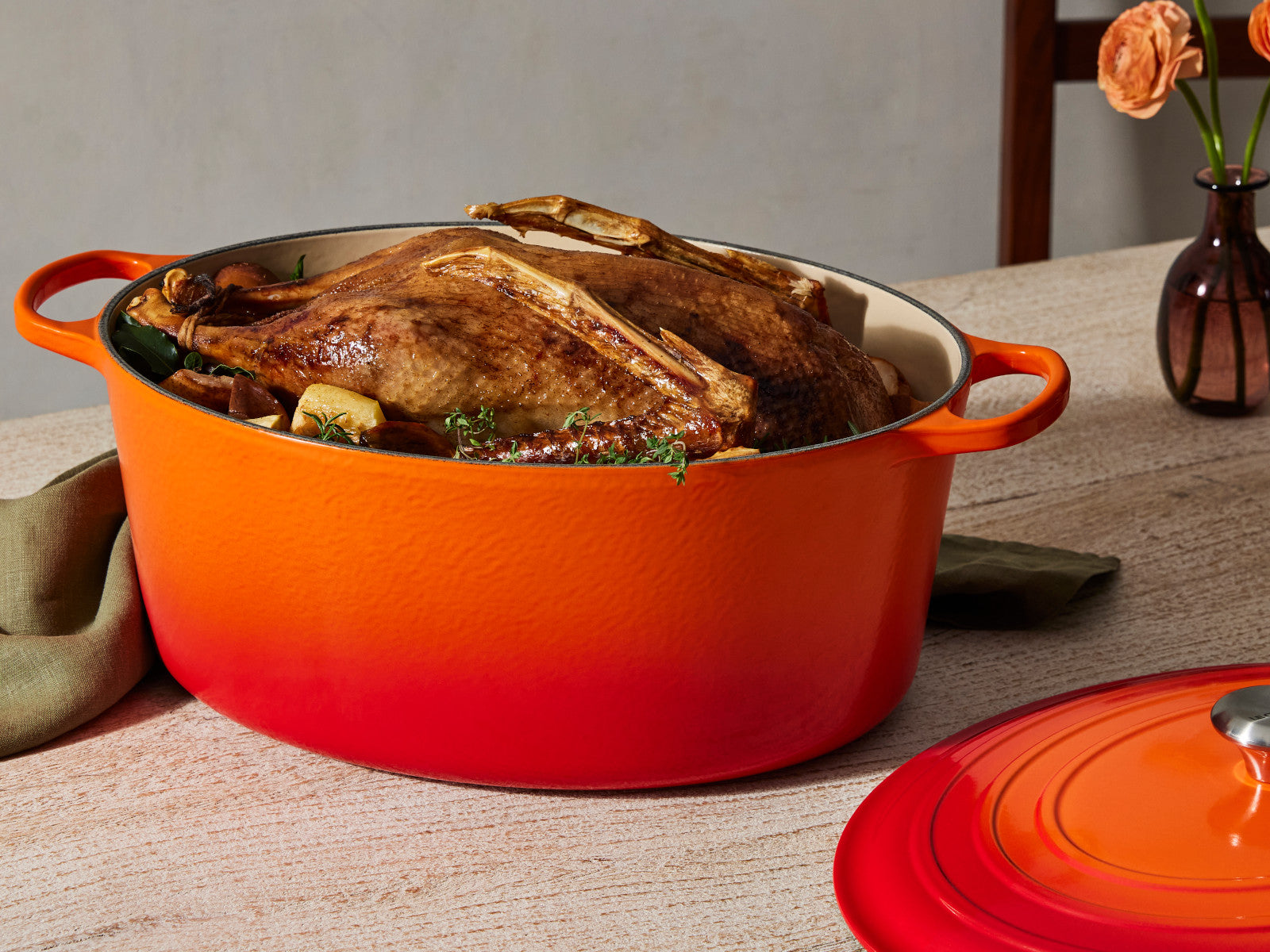 Le Creuset Bräter Signature oval ofenrot 40cm Lifestyle 2