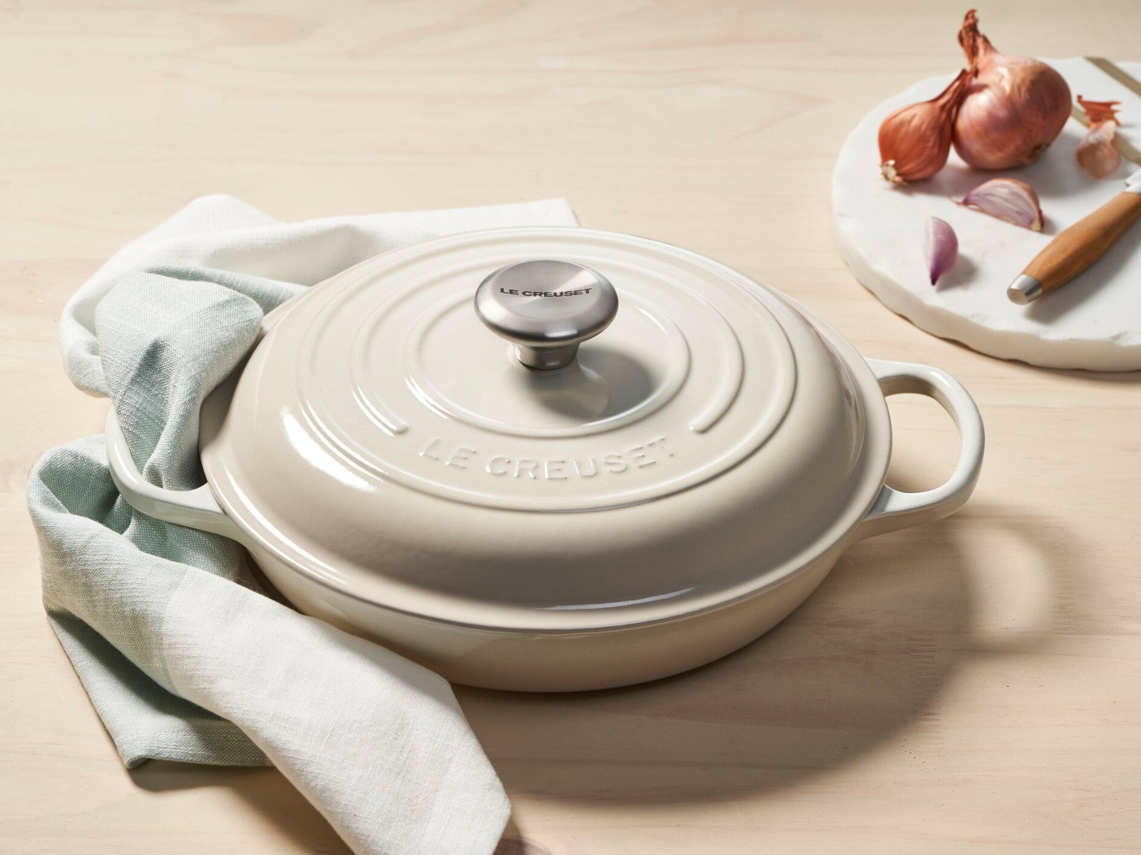 Le Creuset Gourmet-Profitopf Signature kirschrot 26cm Lifestyle 1