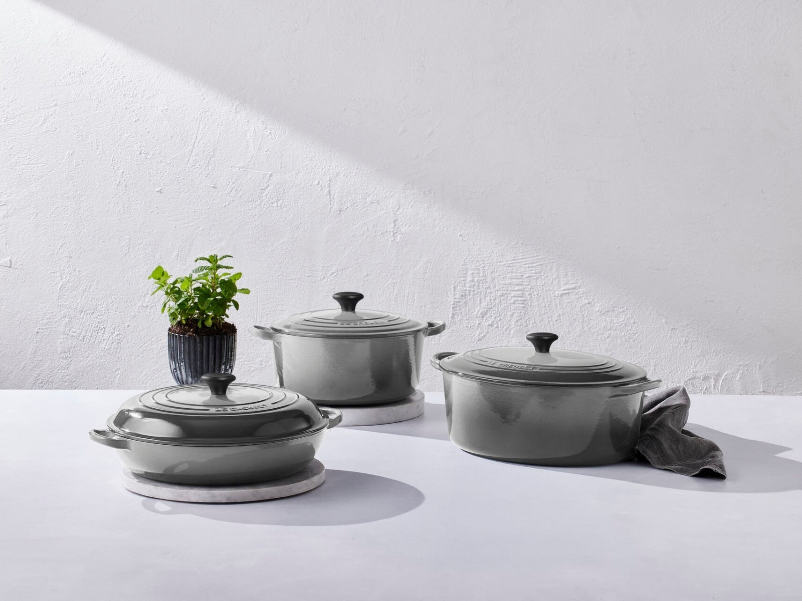 Le Creuset Gourmet-Profitopf Tradition rund perlgrau 30cm Lifestyle 1