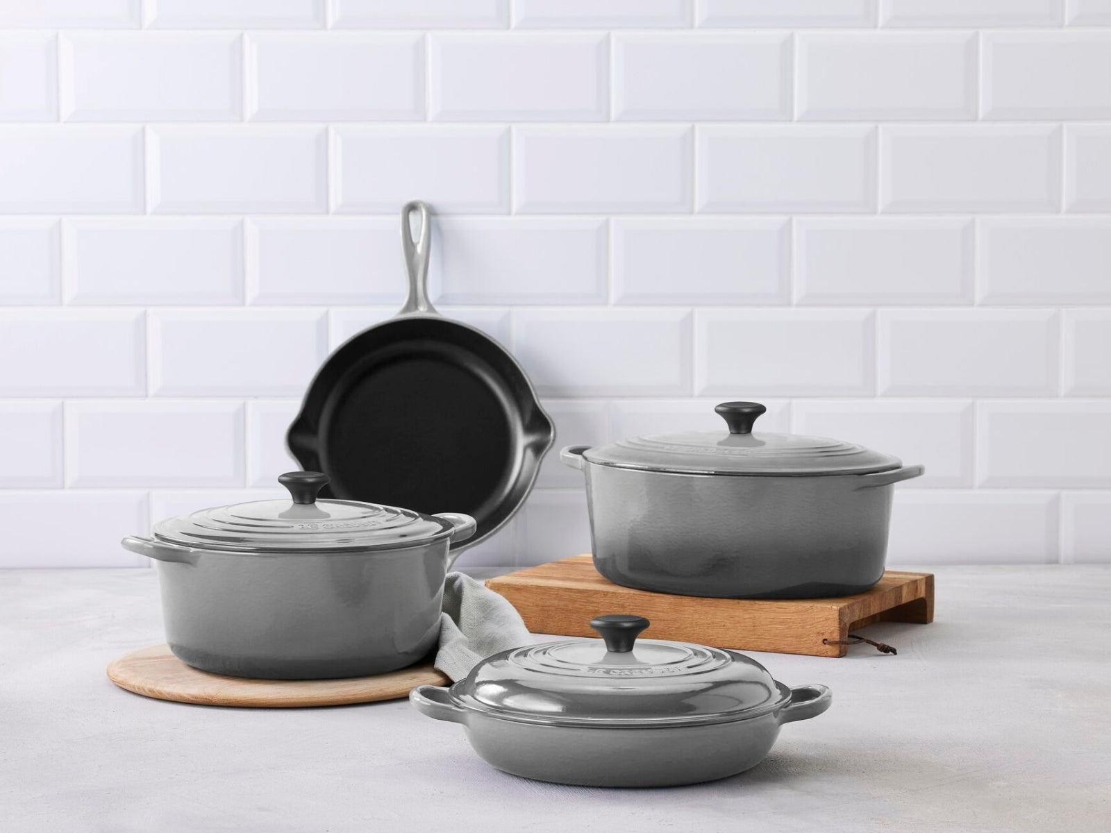 Le Creuset Brat- und Servierpfanne Signature perlgrau 26cm Lifestyle 3