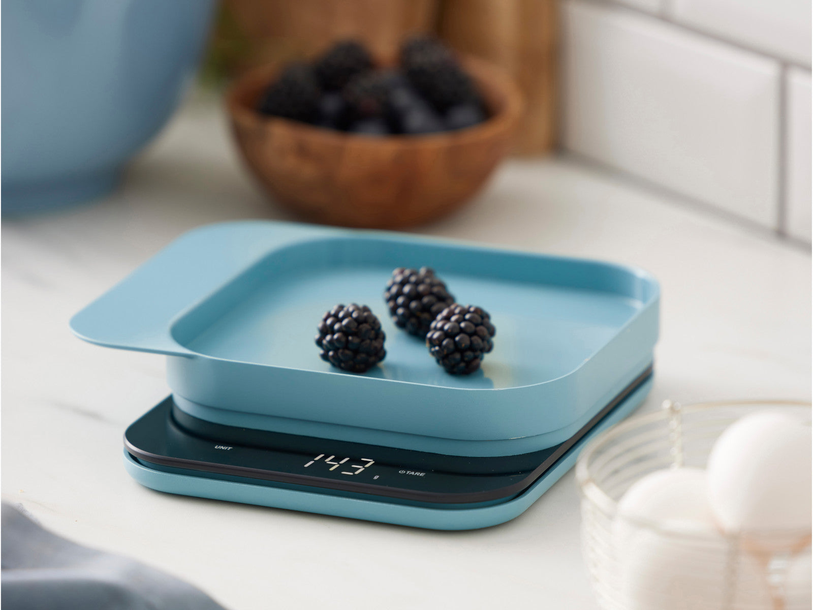 Rosti Mensura Küchenwaage digital dusty blue Lifestyle 4