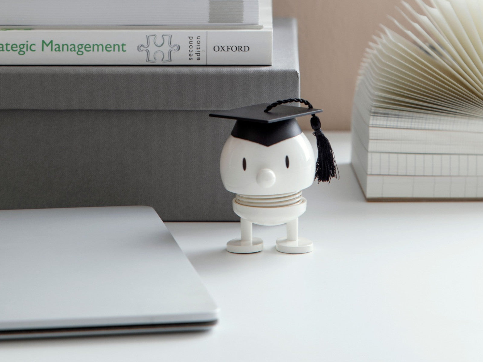 Hoptimist IQ Bumble S white 7,4cm Lifestyle 1