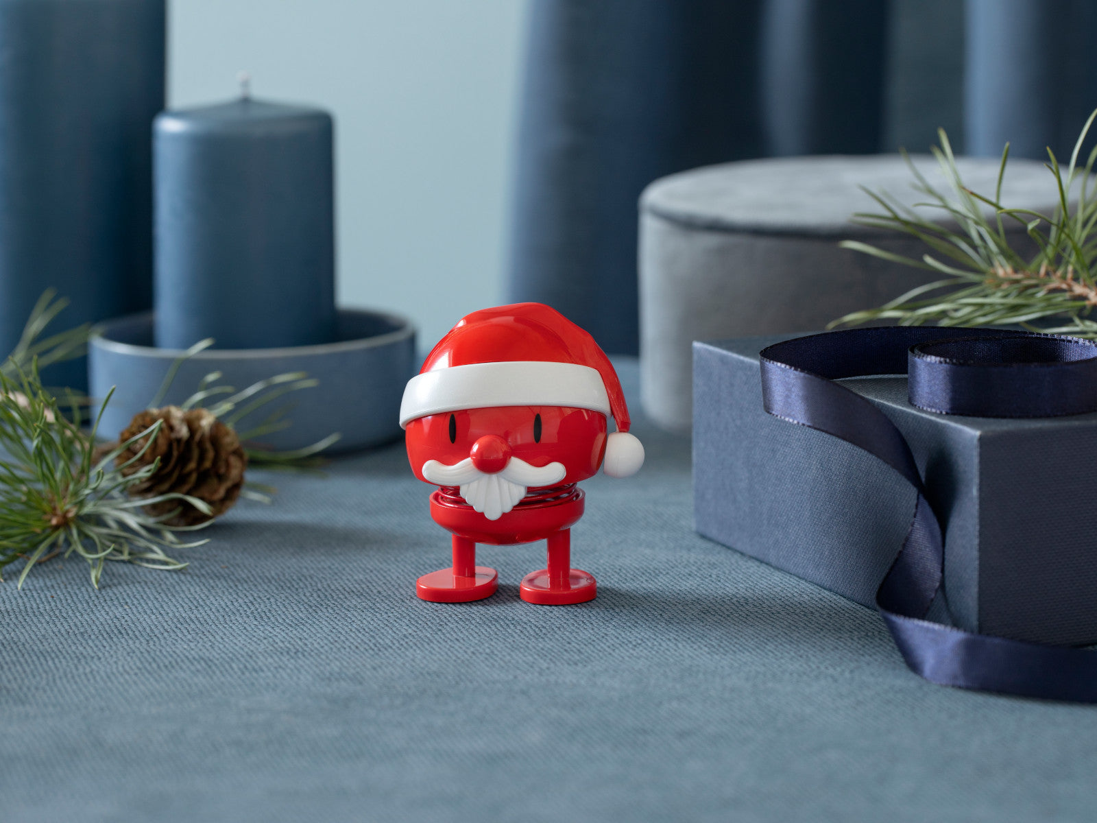 Hoptimist Santa Claus Bumble S red 7,2cm Lifestyle 3