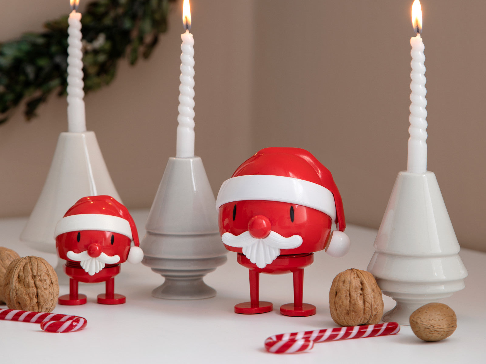 Hoptimist Santa Claus Bumble S red 7,2cm Lifestyle 1