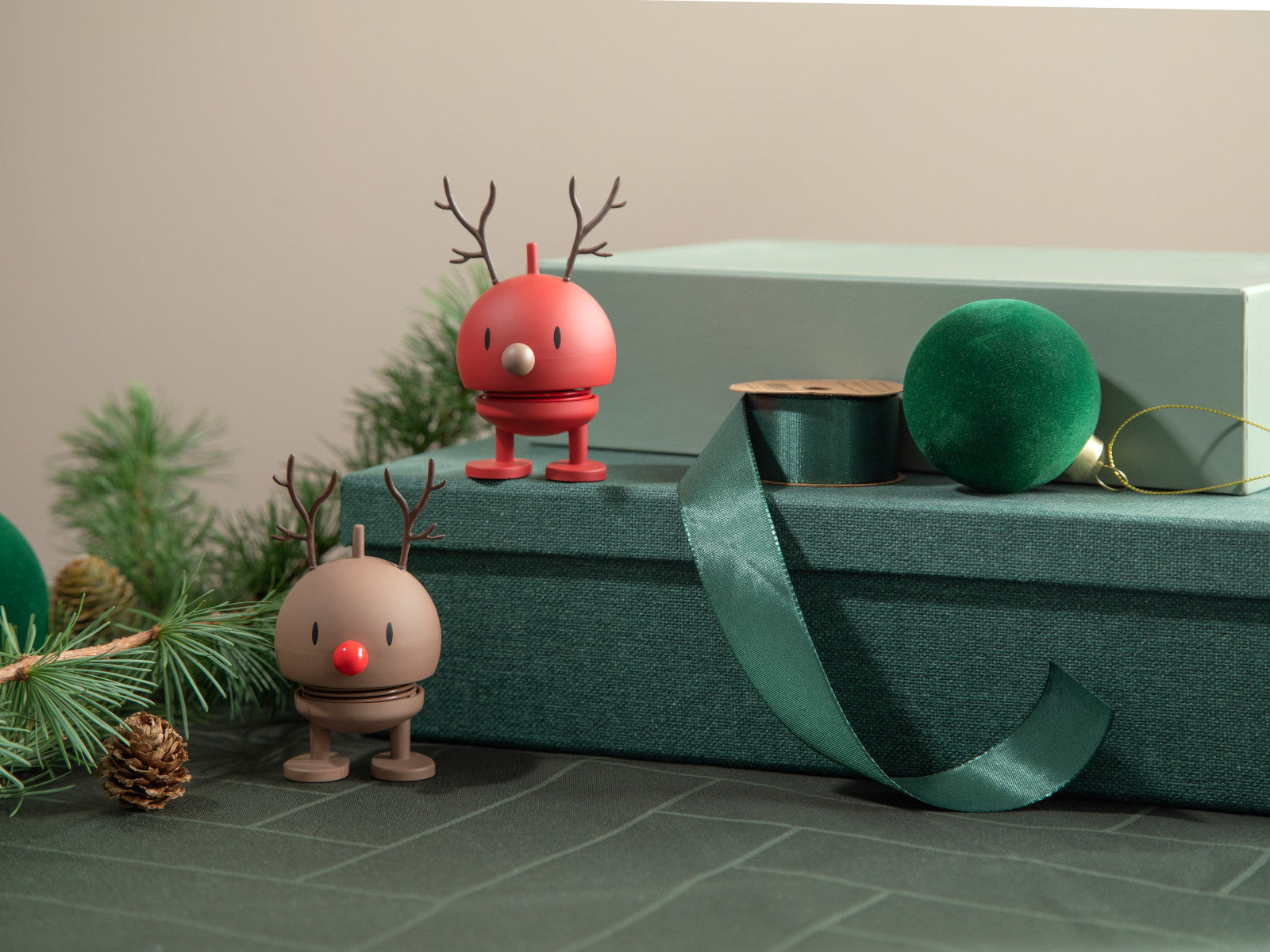 Hoptimist Reindeer Bumble M red 7,5cm Lifestyle 2