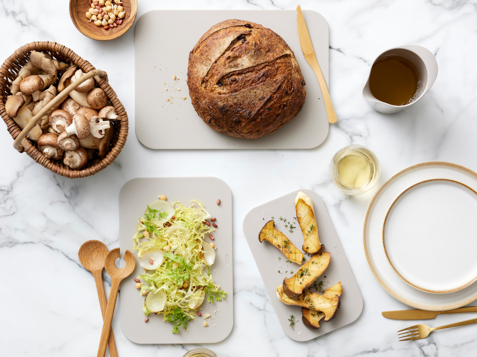 Rosti Choptima Schneidebrett humus 36cm Lifestyle 1