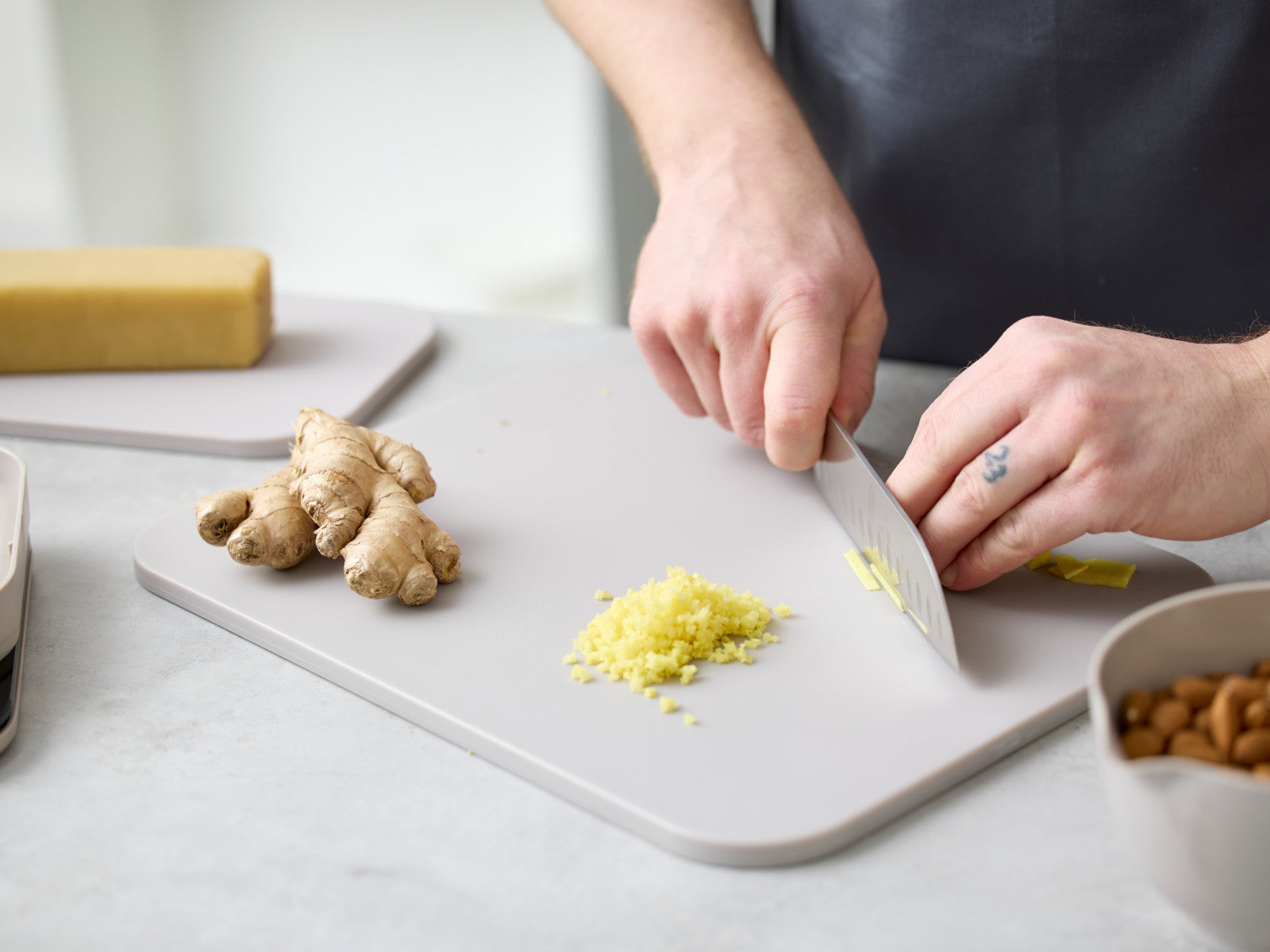 Rosti Choptima Schneidebrett humus 36cm Lifestyle 3