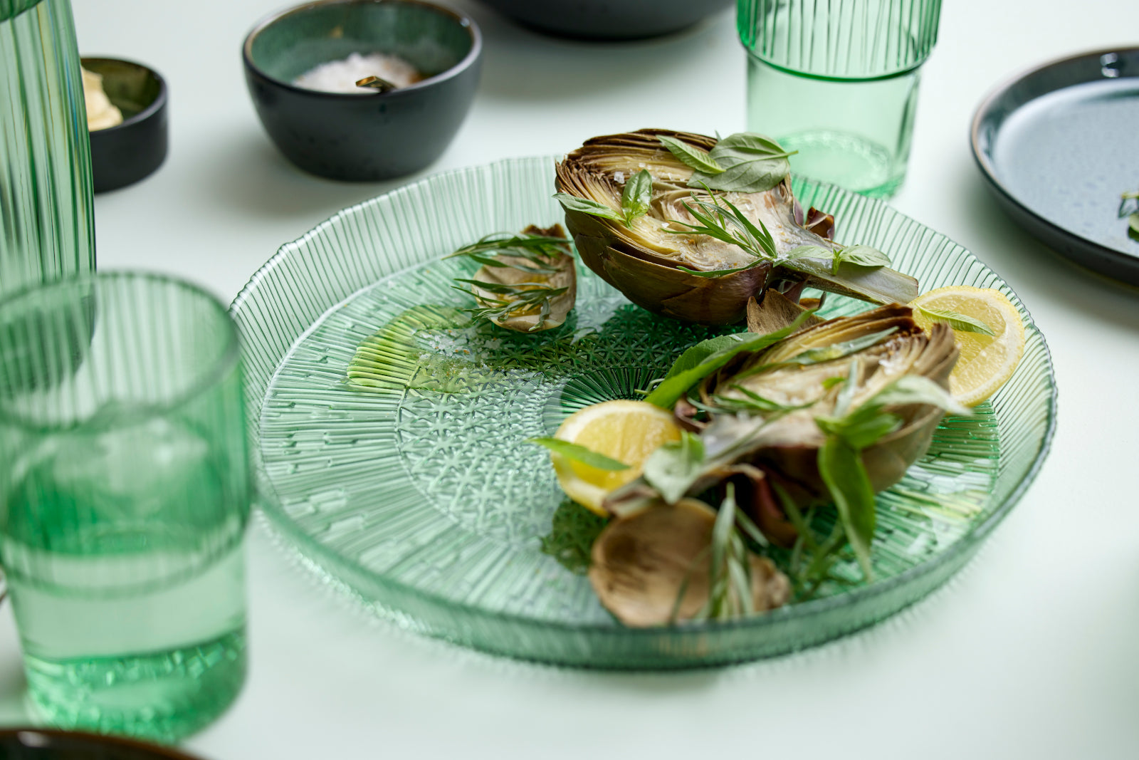 Bitz Kusintha Servierplatte rund grün 30cm Lifestyle