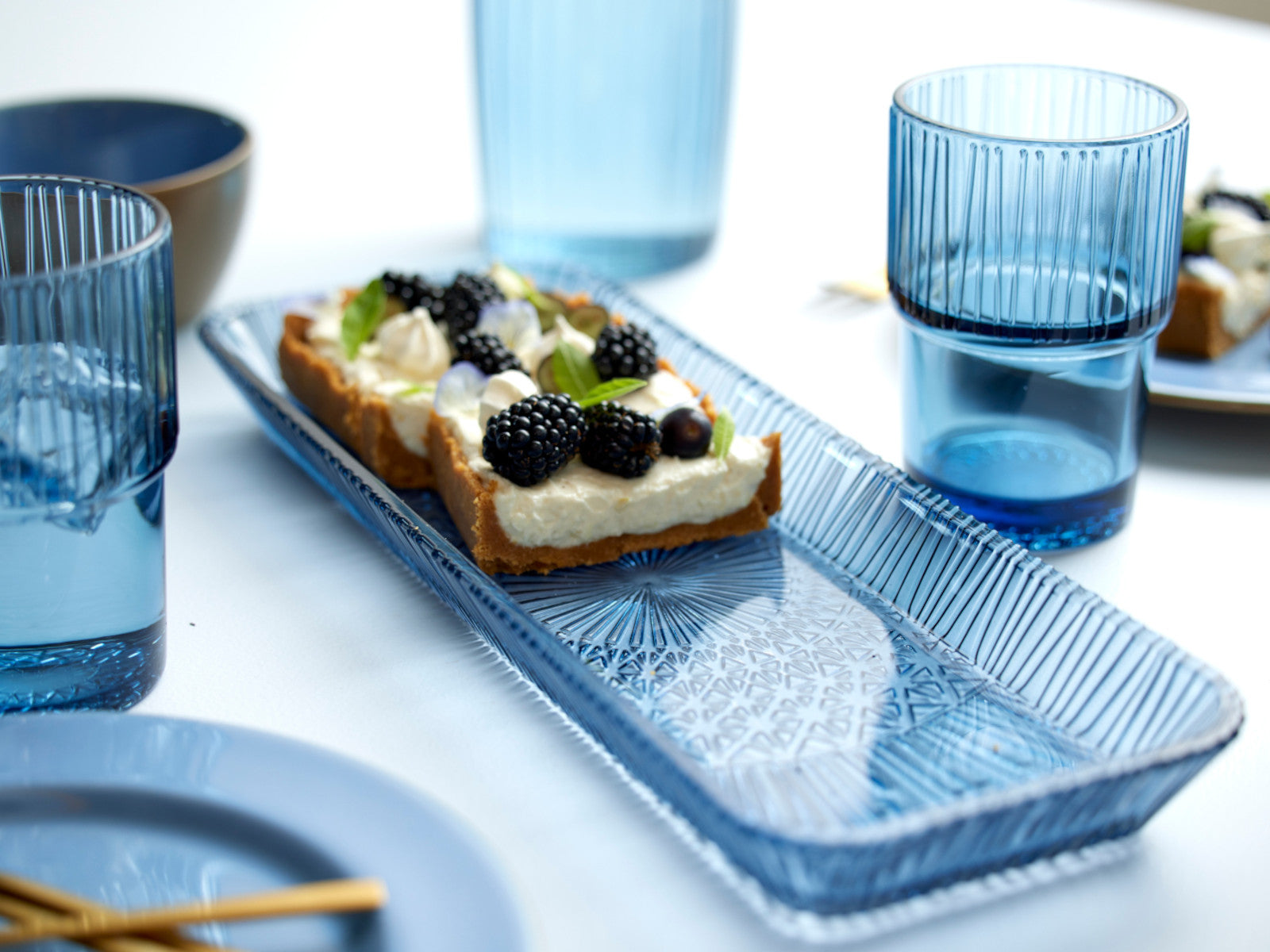 Bitz Kusintha Servierplatte rechteckig blau 38 x 14cm Lifestyle 1