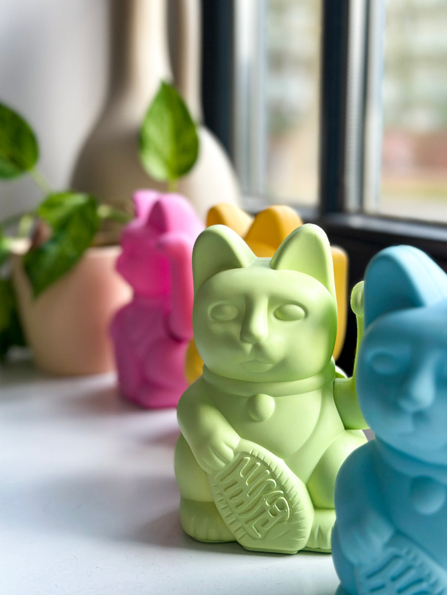 Donkey Products Lucky Cat Classic Winkekatze hellgrün 15cm Lifestyle 1