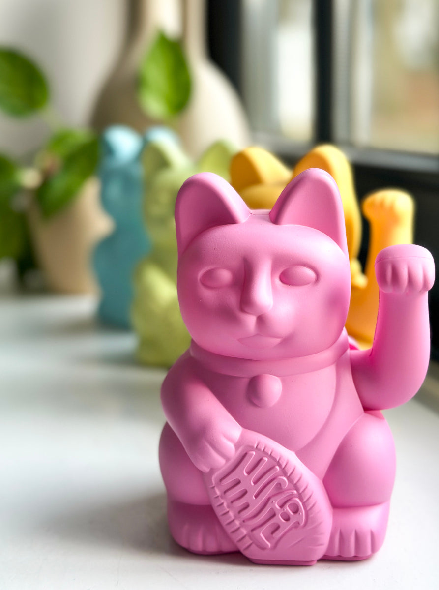 Donkey Products Lucky Cat Mini Winkekatze hot pink 10cm Lifestyle 1