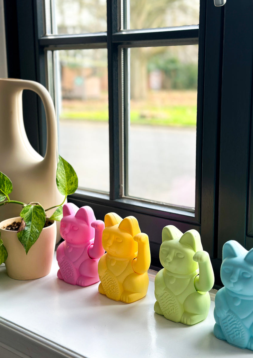 Donkey Products Lucky Cat Classic Winkekatze hellgrün 15cm Lifestyle 2