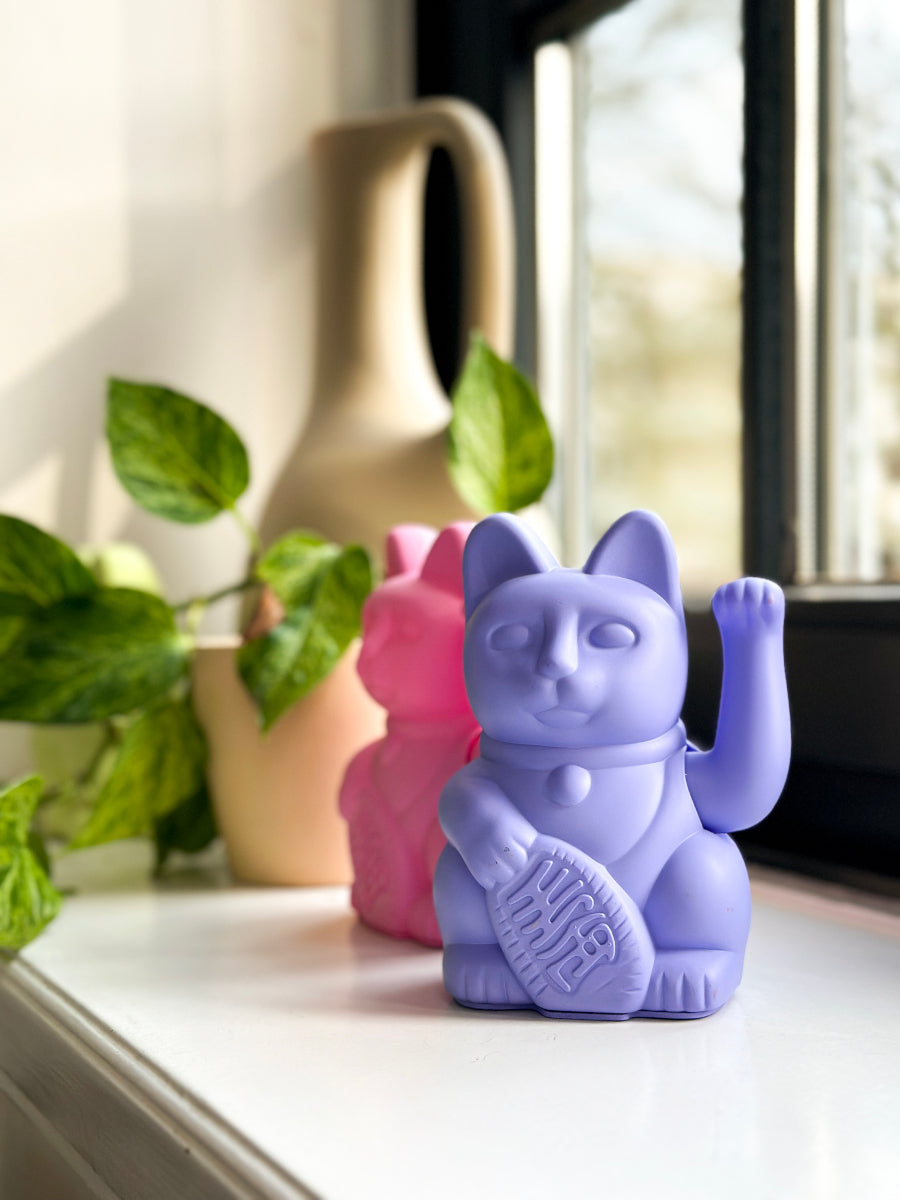 Donkey Products Lucky Cat Mini Winkekatze lilac 10cm Lifestyle 3