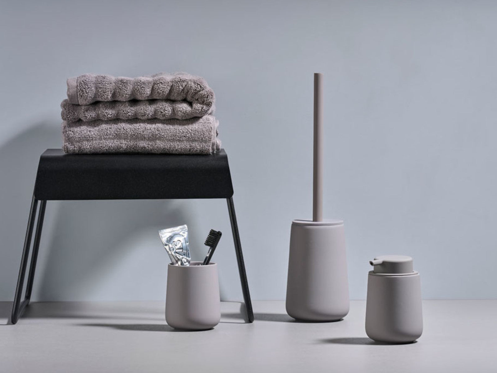 Zone Denmark Nova One Toilettenbürste grey 37cm Lifestyle 