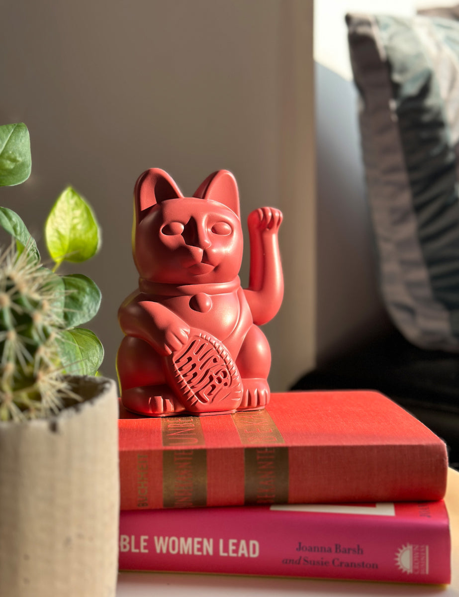 Donkey Products Lucky Cat Classic Winkekatze berry red 15cm Lifestyle 5