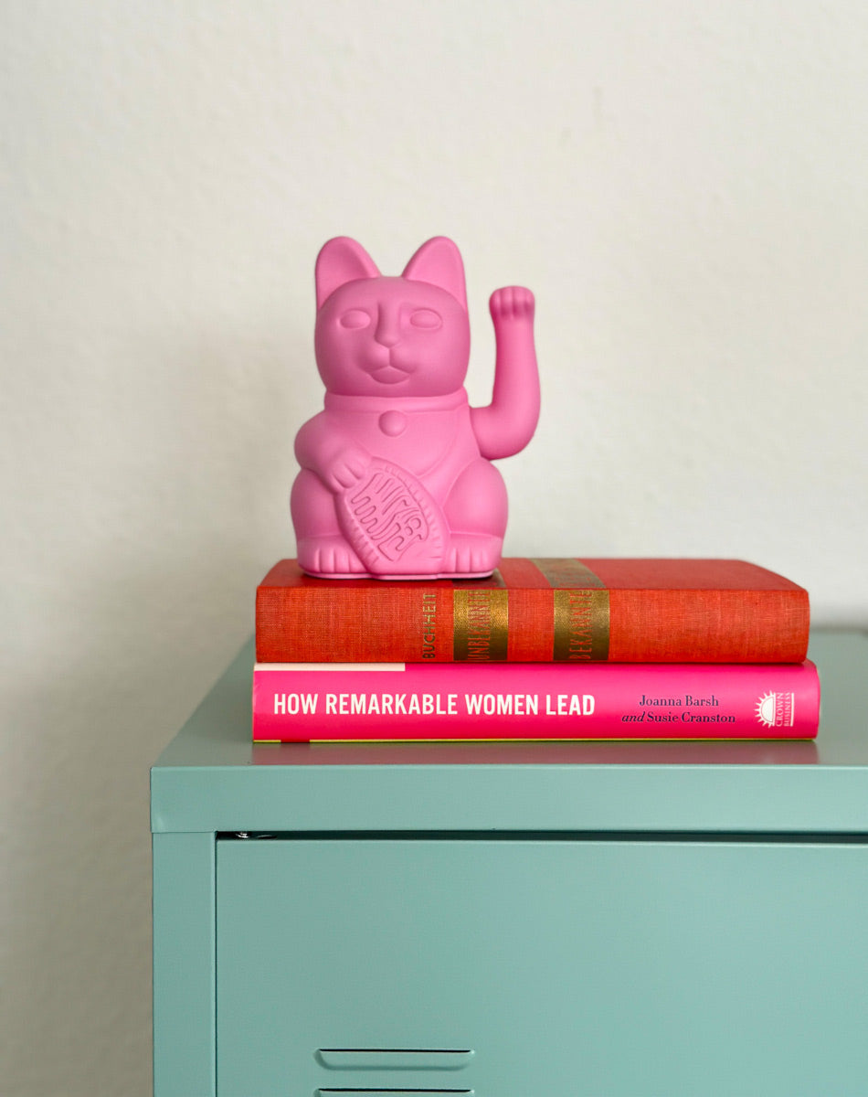 Donkey Products Lucky Cat Classic Winkekatze hot pink 15cm Lifestyle 