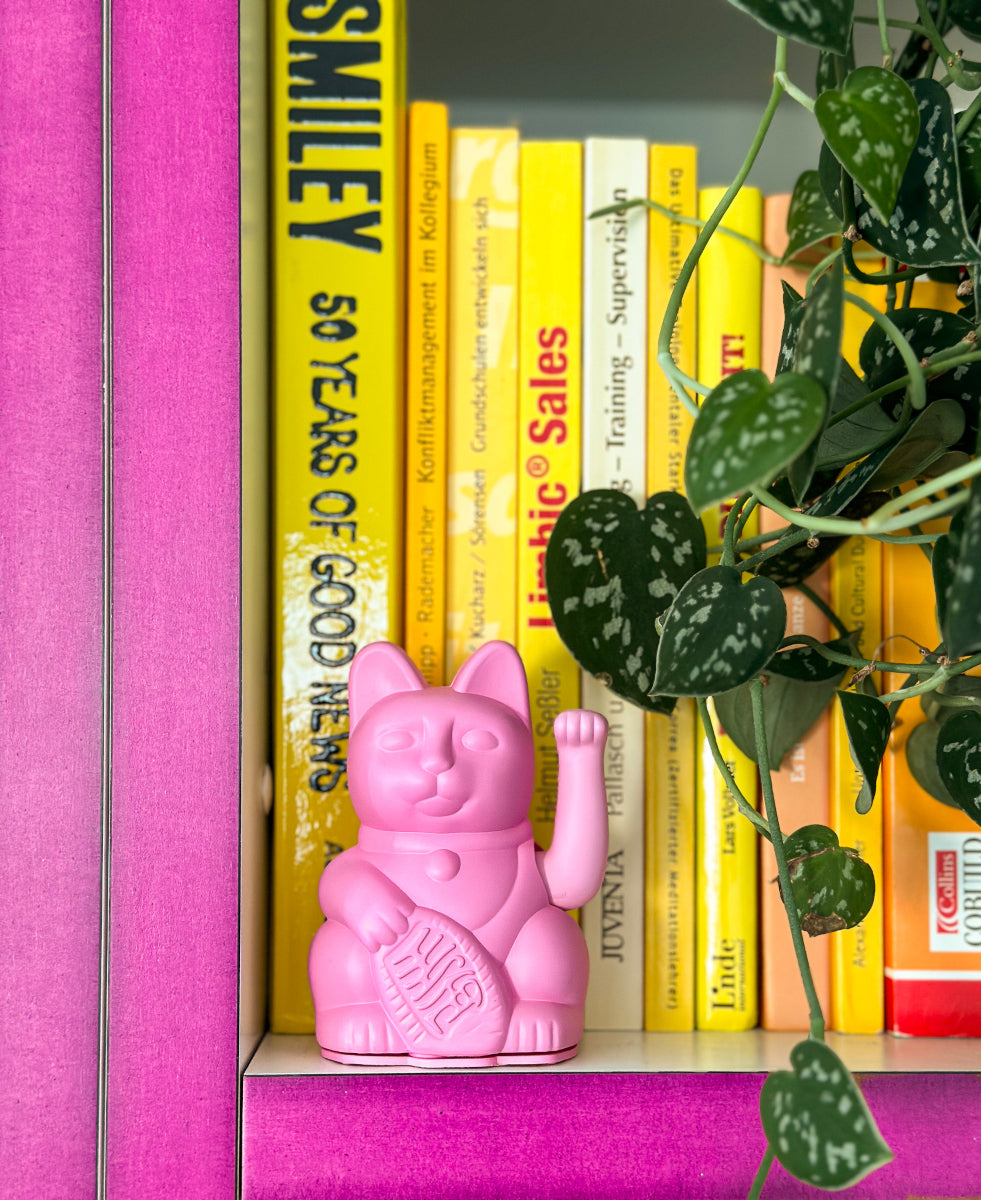 Donkey Products Lucky Cat Classic Winkekatze hot pink 15cm Lifestyle 