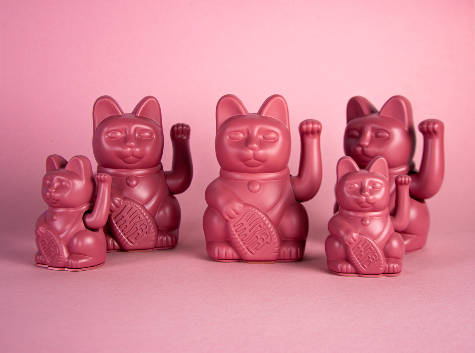 Donkey Products Lucky Cat Classic Winkekatze berry red 15cm Lifestyle 3