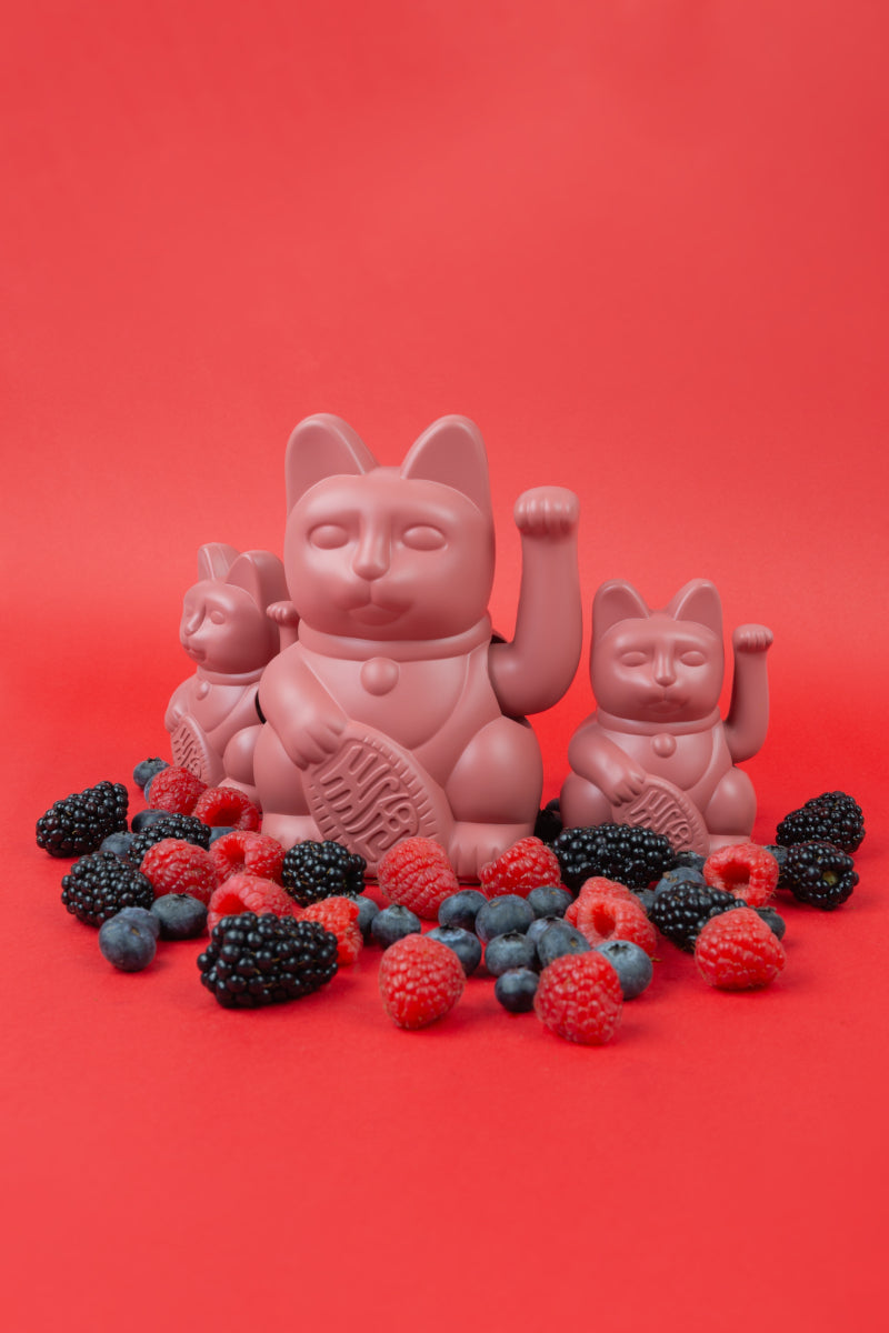 Donkey Products Lucky Cat Classic Winkekatze berry red 15cm Lifestyle 2