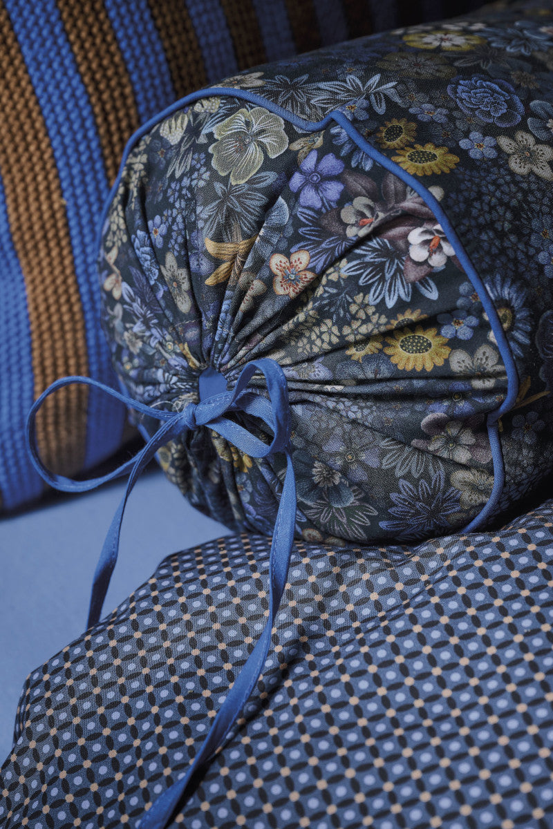 Pip Studio Tutti i Fiori Kissen dunkelblau 22x70cm (1 Stück) Lifestyle 2