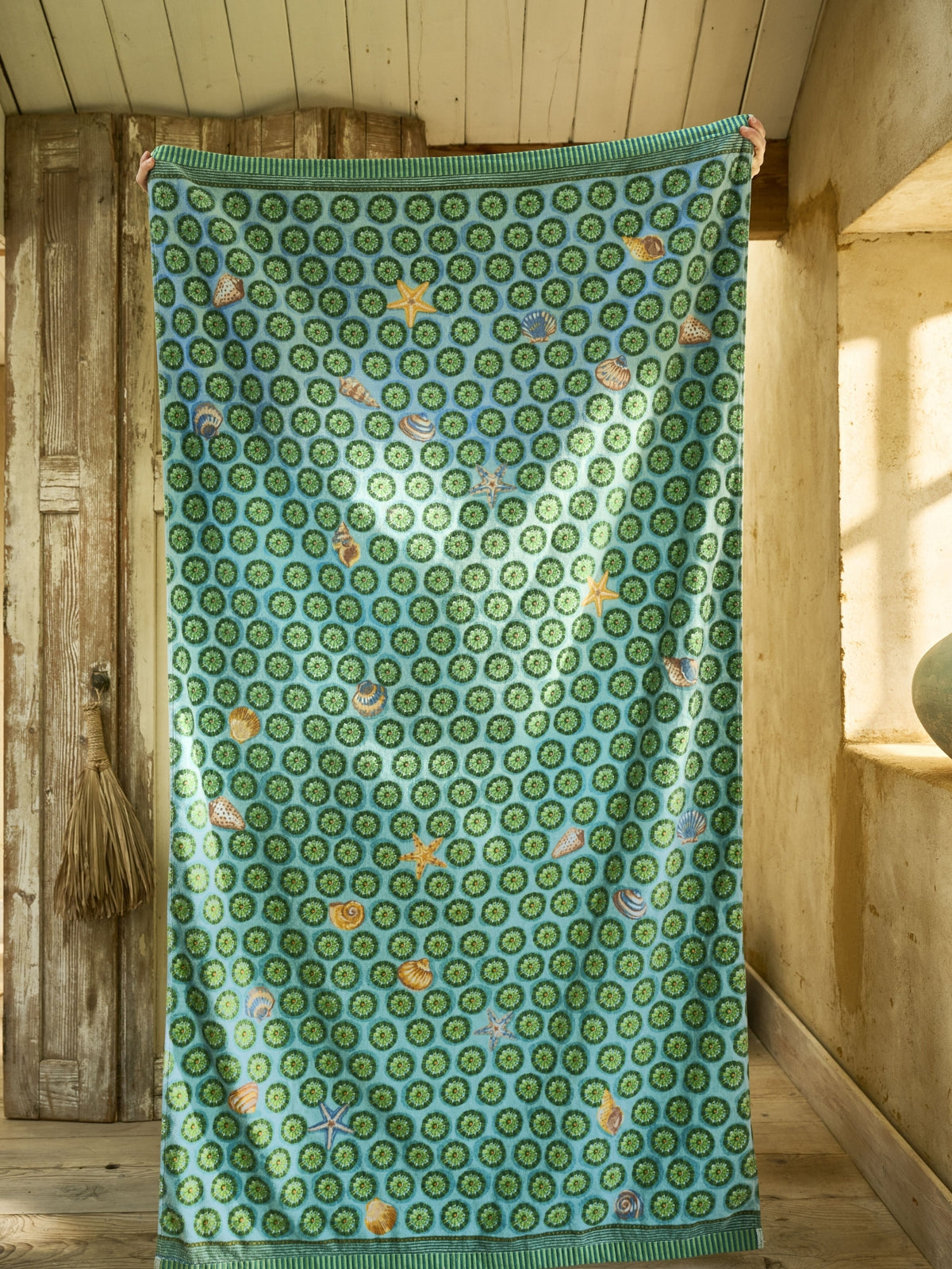 Pip Studio Sea Dots Strandtuch grün 100x180cm (1 Stück) Lifestyle 1