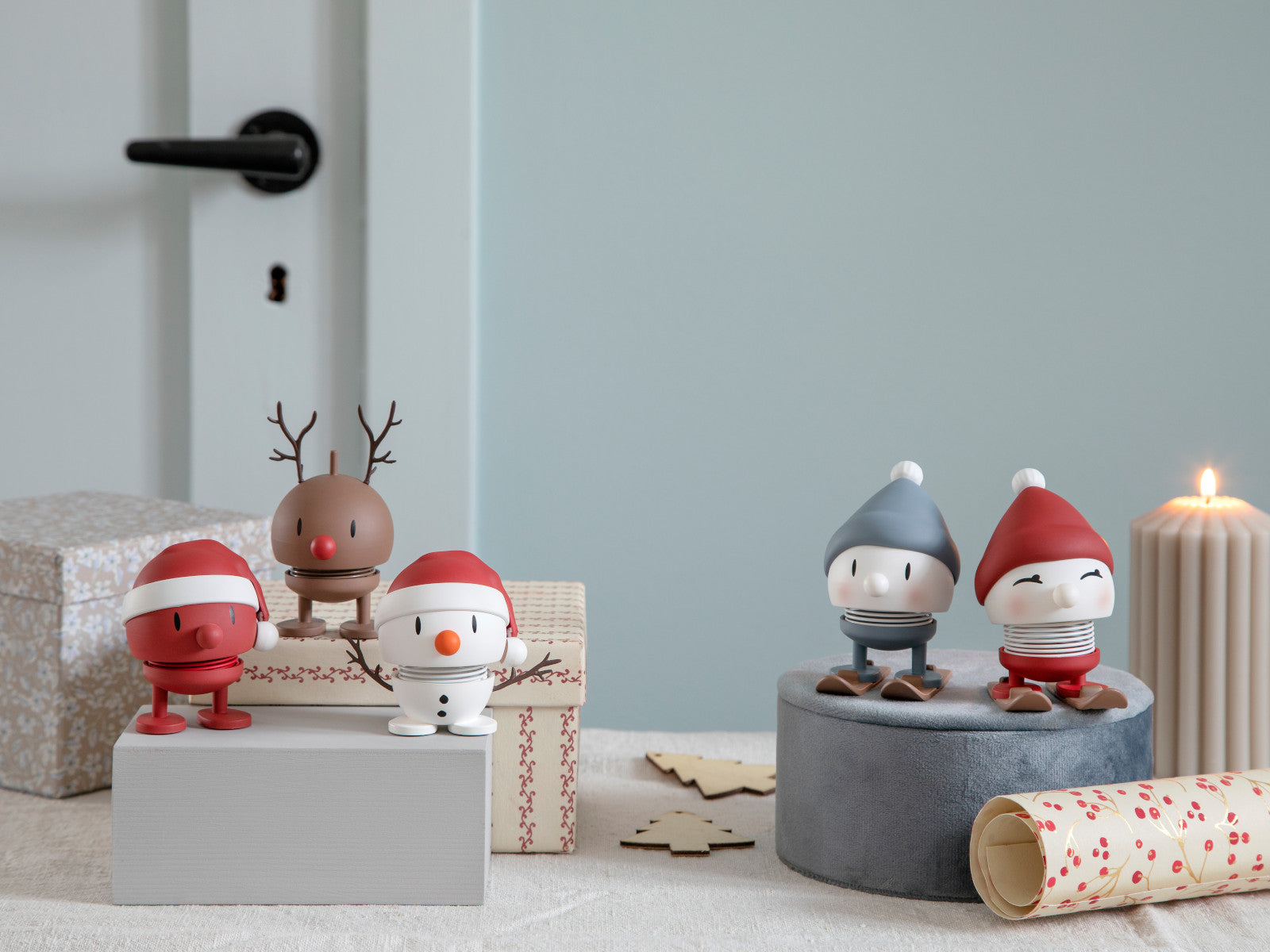 Hoptimist Soft Santa Bumble S red 7,2cm Lifestyle 1