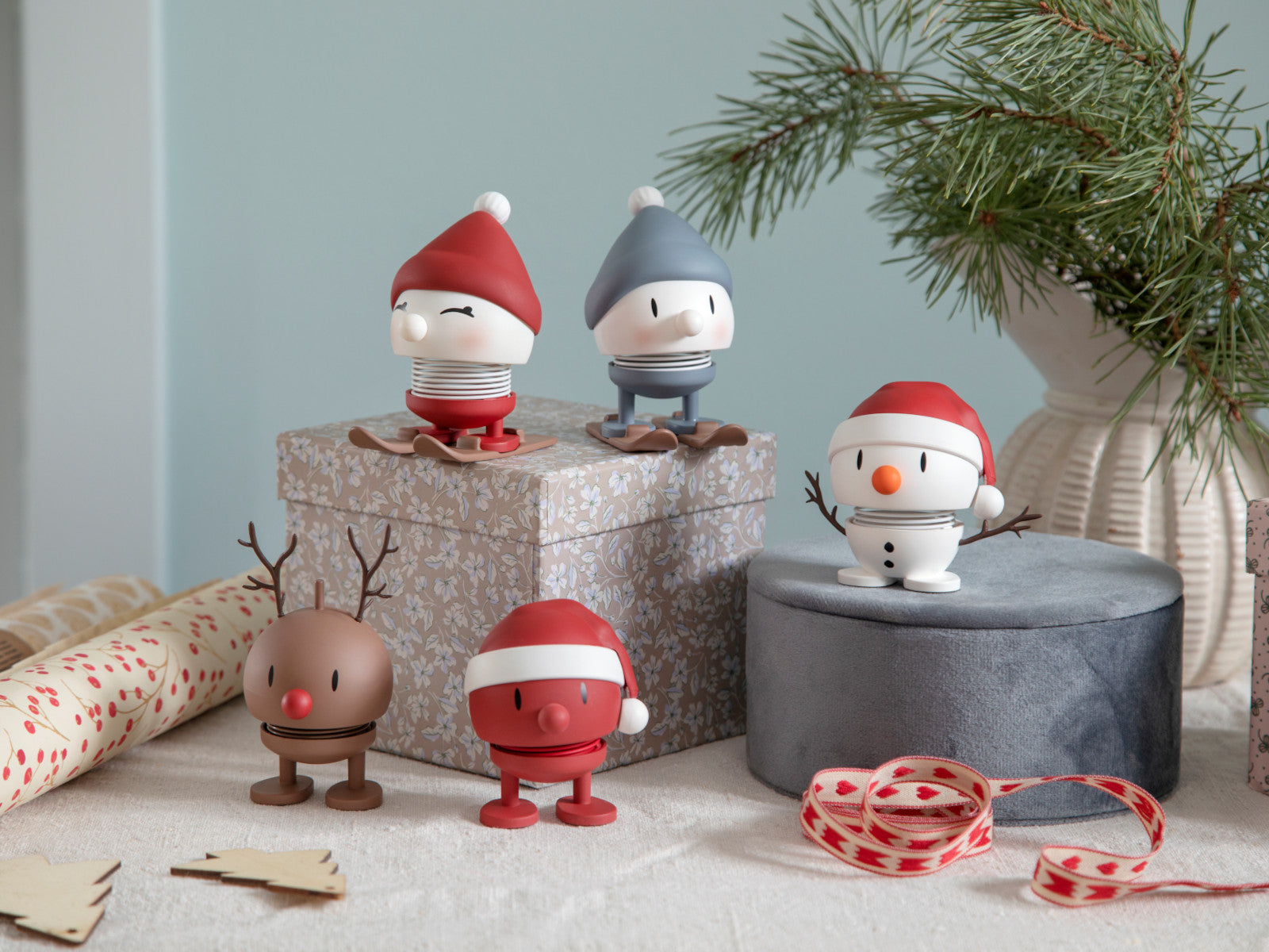 Hoptimist Soft Santa Bumble S red 7,2cm Lifestyle 2