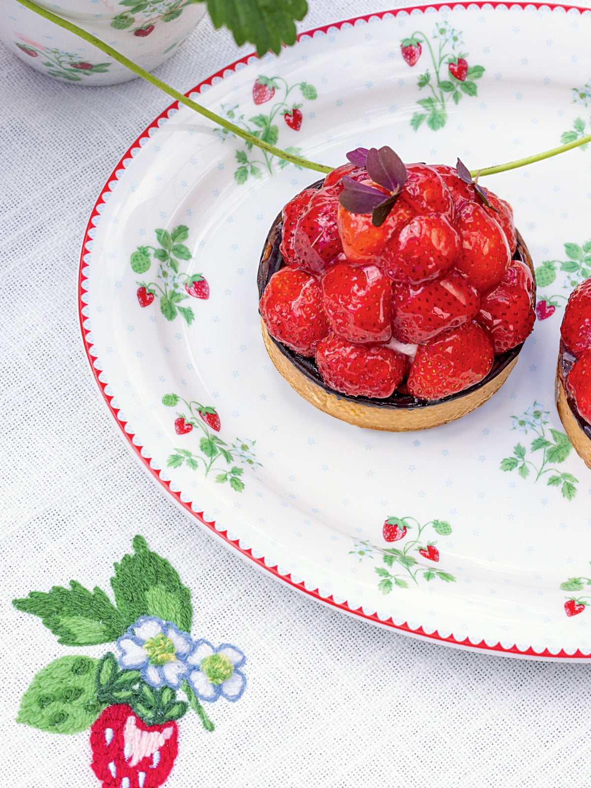 Greengate Berry Tischläufer mit Stickerei white 140x45cm Lifestyle 5