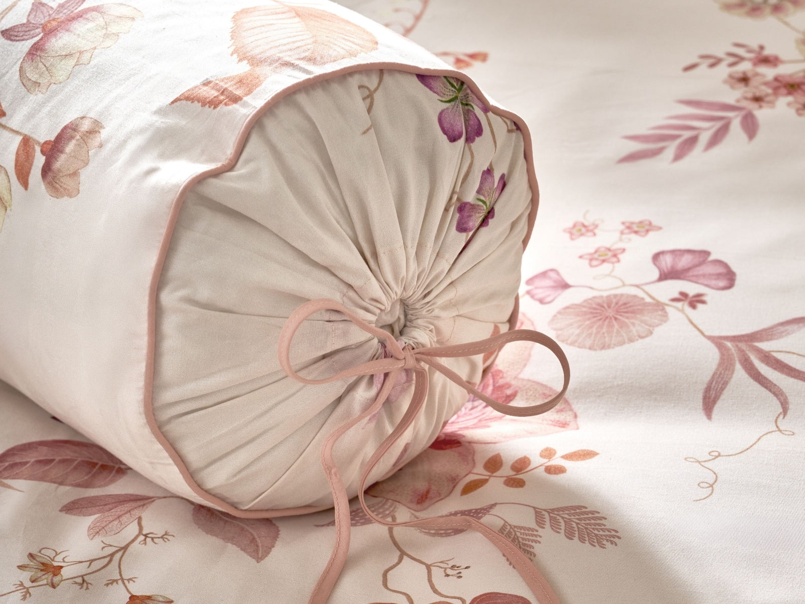 PIP STUDIO Everbloom Kissen Rolle light pink 22x70cm (1Stück) - Produktbild 4