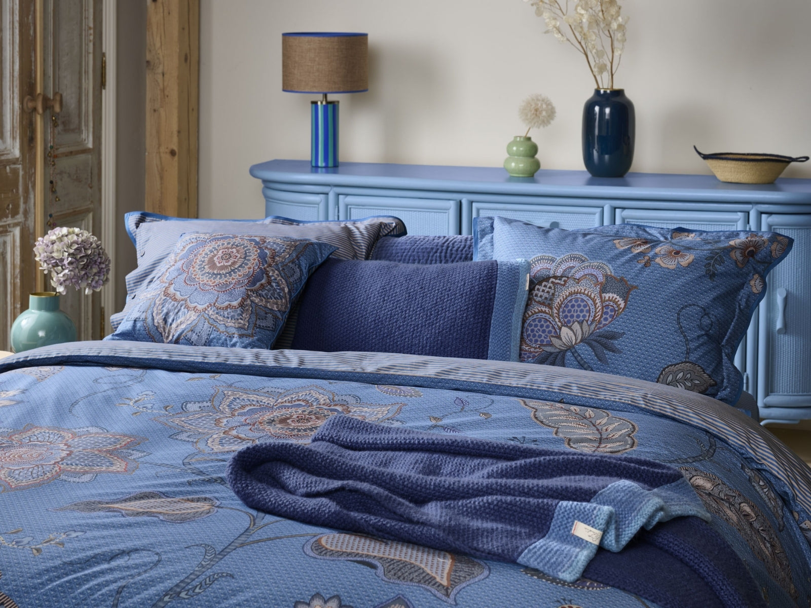 PIP STUDIO Desi Garden Kissen blau 35x60cm (1 Stück) - Produktbild 2