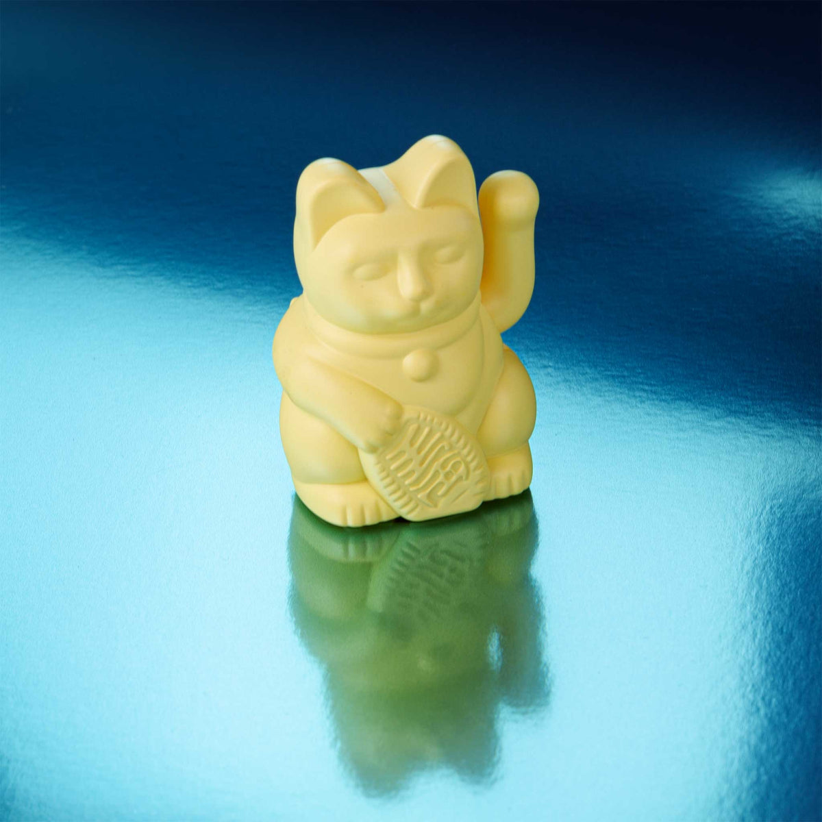 Donkey Products Lucky Cat Solar Winkekatze gelb 6,5cm Lifestyle 2