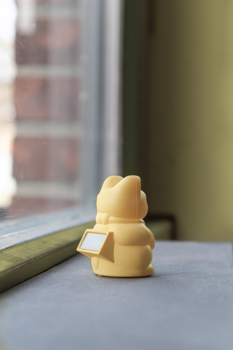 Donkey Products Lucky Cat Solar Winkekatze gelb 6,5cm Lifestyle 1