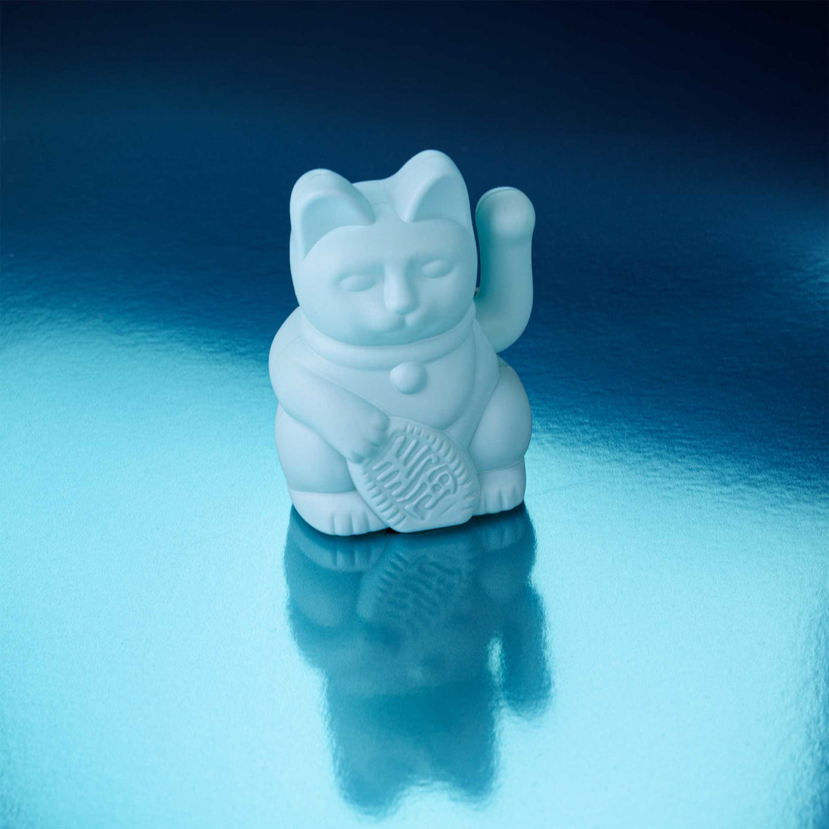 Donkey Products Lucky Cat Solar Winkekatze hellblau 6,5cm Lifestyle 2