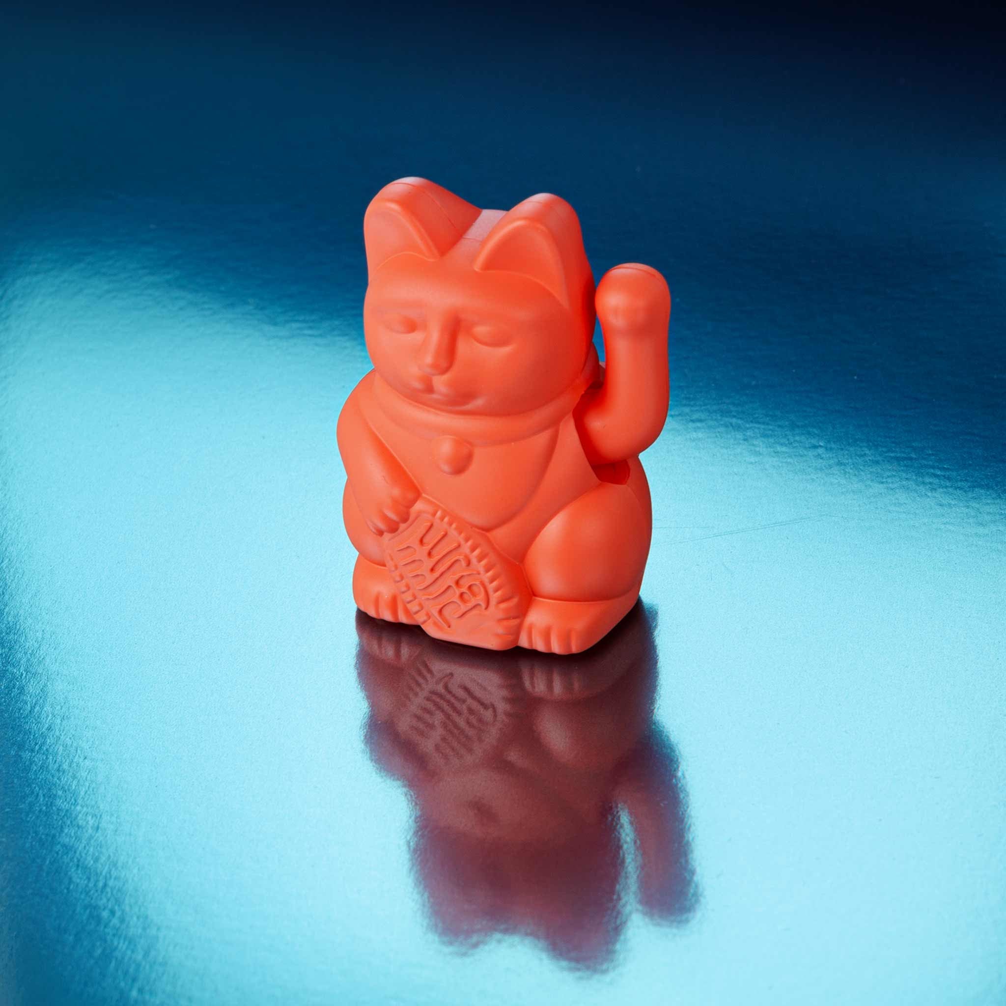Donkey Products Lucky Cat Solar Winkekatze neon orange 6,5cm Lifestyle 2