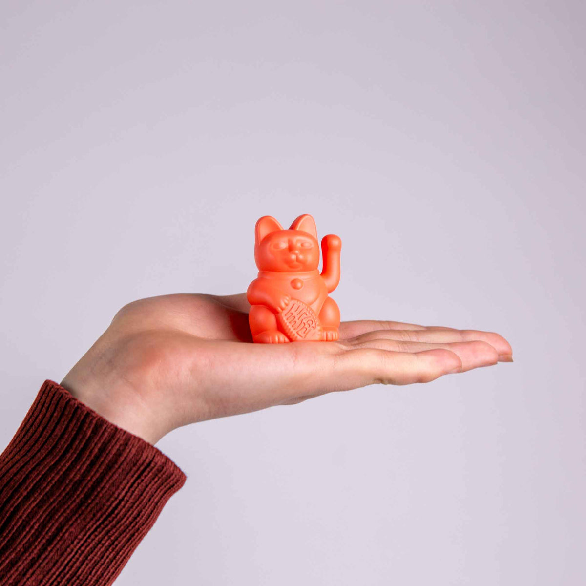 Donkey Products Lucky Cat Solar Winkekatze neon orange 6,5cm Lifestyle 3