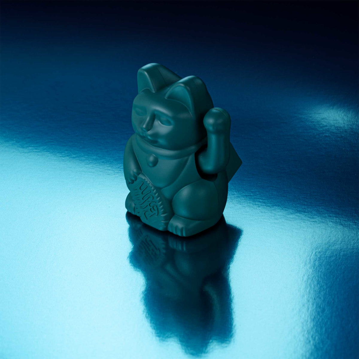 Donkey Products Lucky Cat Solar Winkekatze grün 6,5cm Lifestyle 2