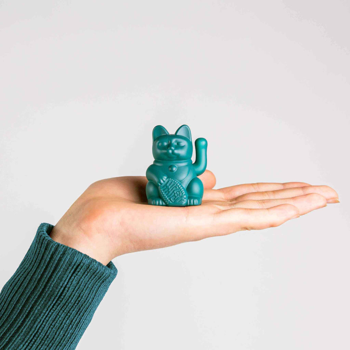 Donkey Products Lucky Cat Solar Winkekatze grün 6,5cm Lifestyle 3