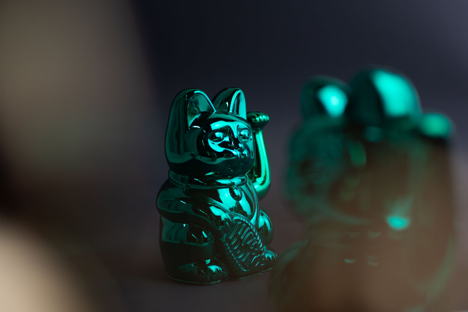 Donkey Products Lucky Cat Cosmic Winkekatze shiny teal 15cm Lifestyle 2