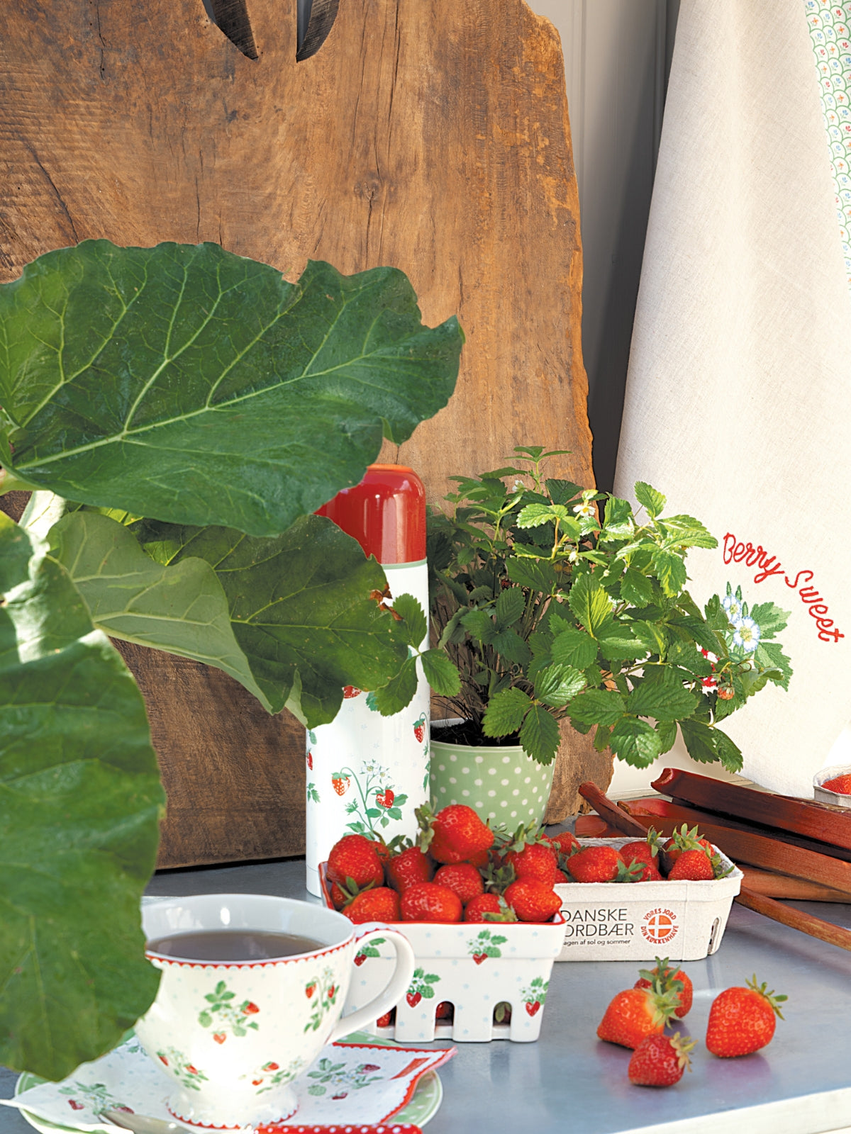 Greengate Berry Kissenhülle mit Stickerei beige 40x40cm Lifestyle 2