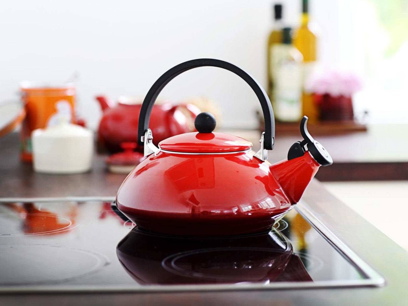 Le Creuset Wasserkessel Zen kirschrot 1,5l Lifestyle 1
