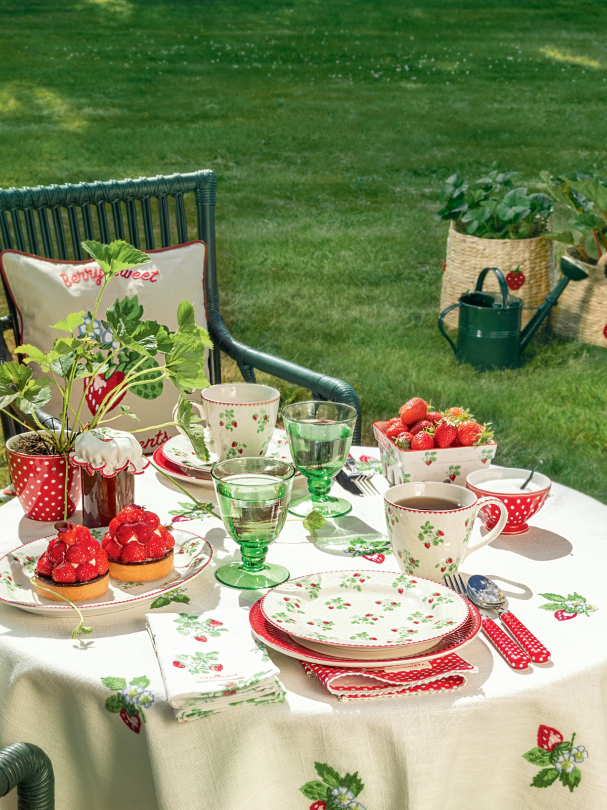 Greengate Berry Tischläufer mit Stickerei white 140x45cm Lifestyle 3