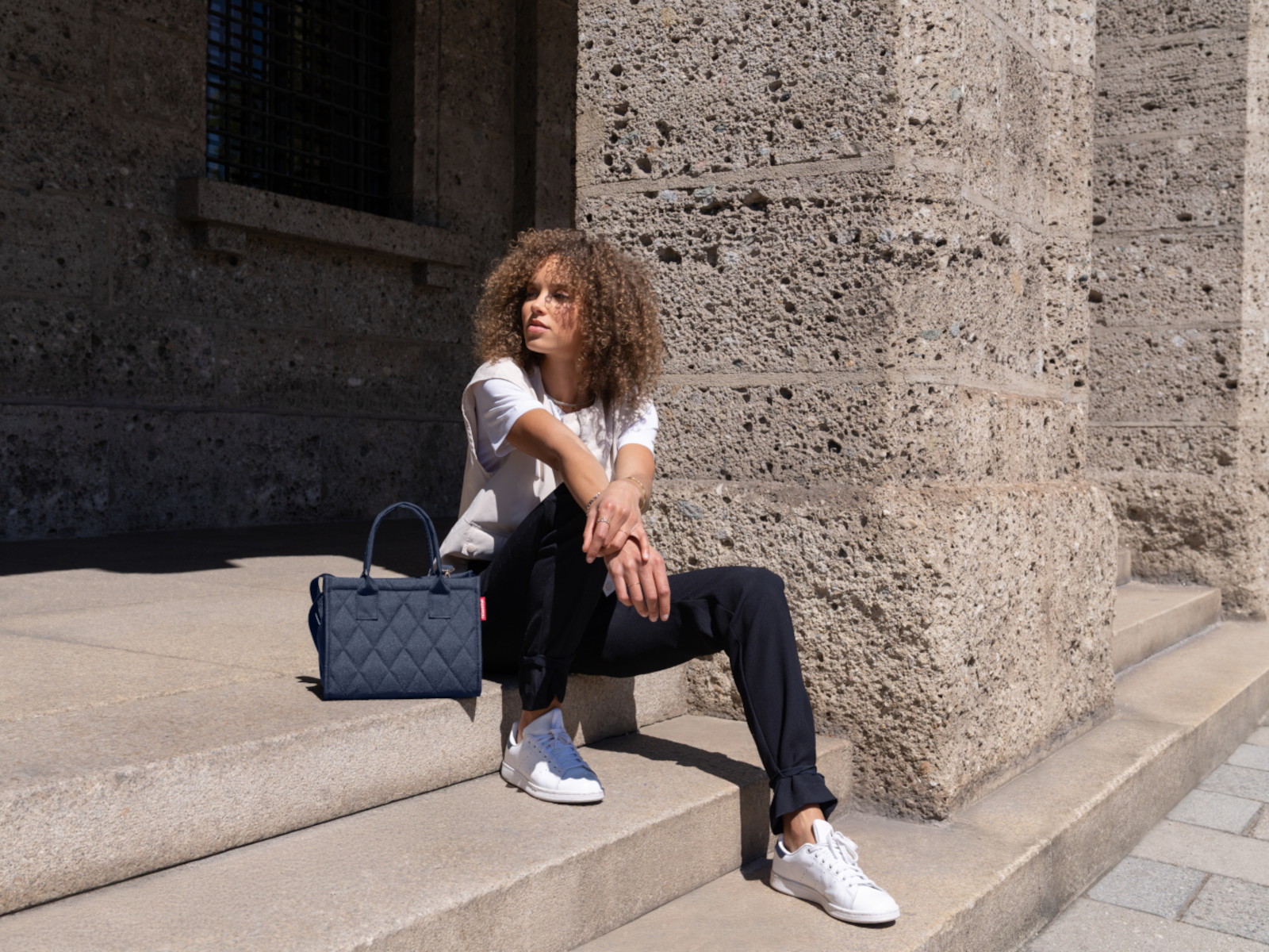 reisenthel daily shopper XS rhombus midnight gold Lifestyle 2