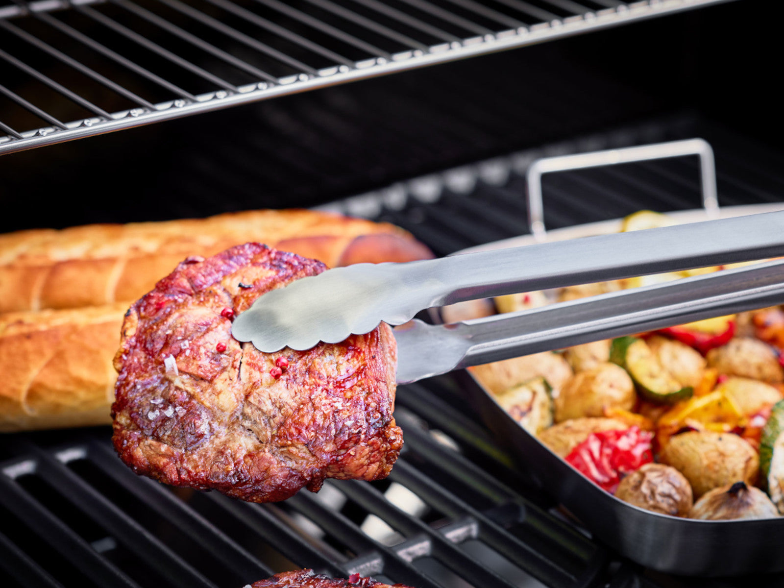 Rösle BBQ Grillzange 40 cm Lifestyle 1