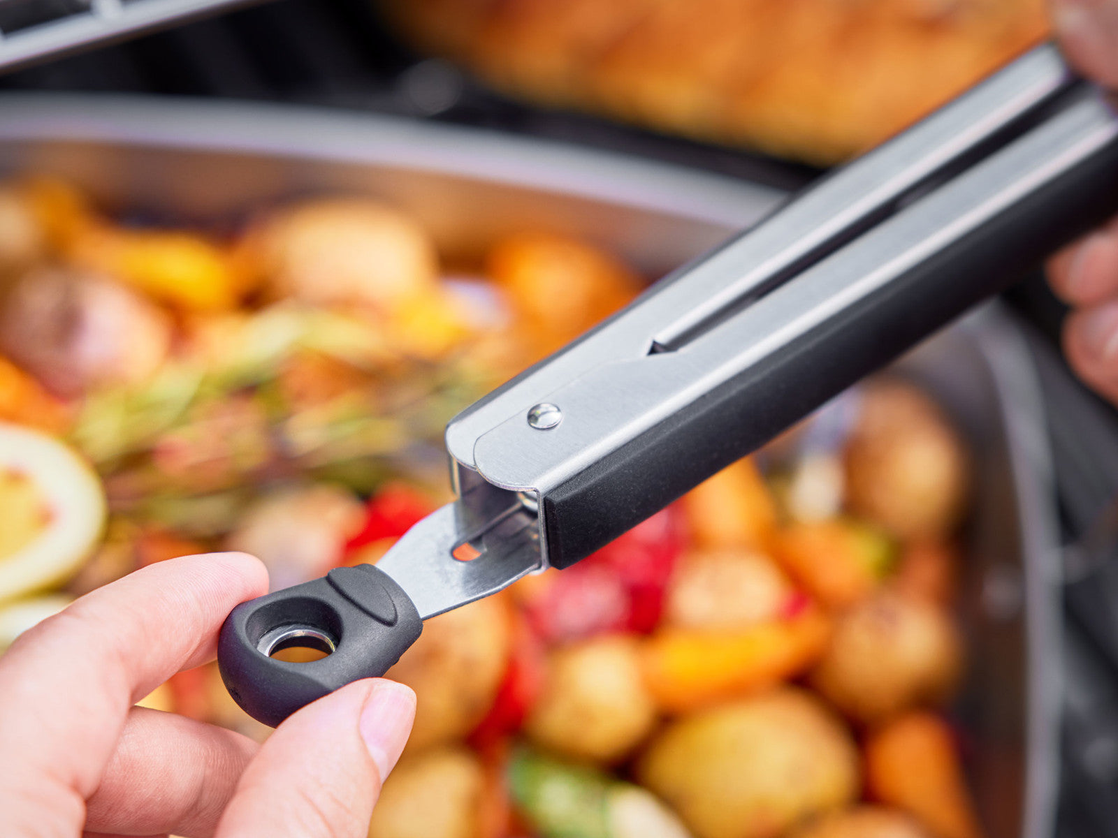 Rösle BBQ Grillzange 40 cm Lifestyle 2