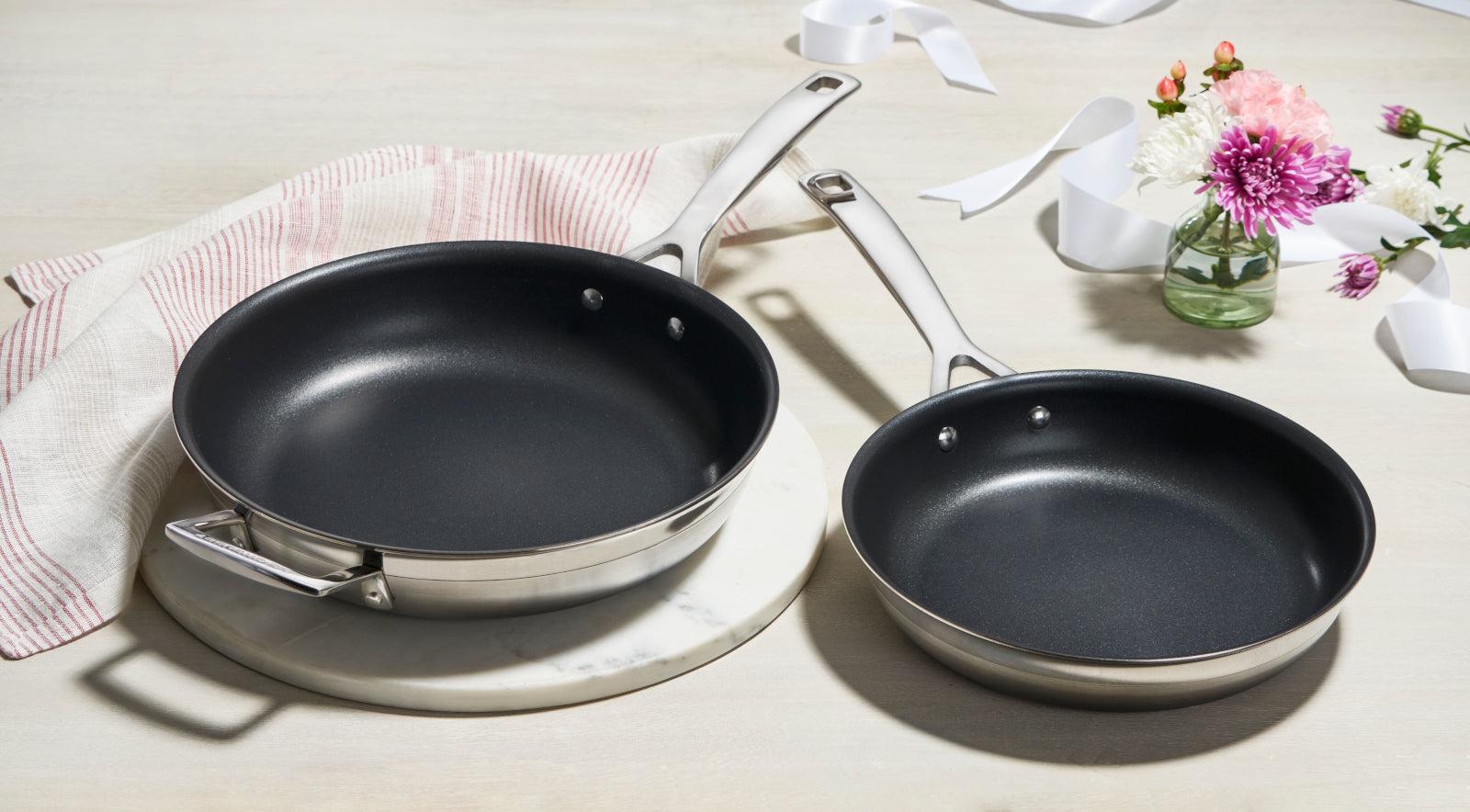 Le Creuset 3-Ply Pfannenset 24+28cm 2tlg Lifestyle 1